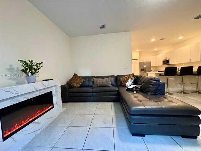 Building Photo - 1020 SE 26th Ter