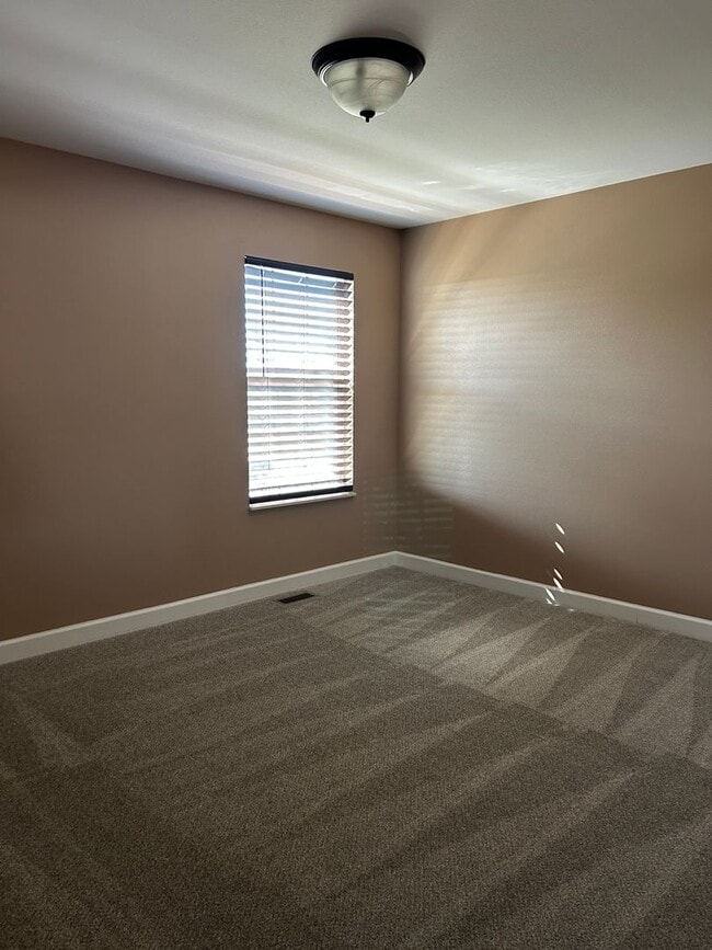 Building Photo - 1105 Lear Ln