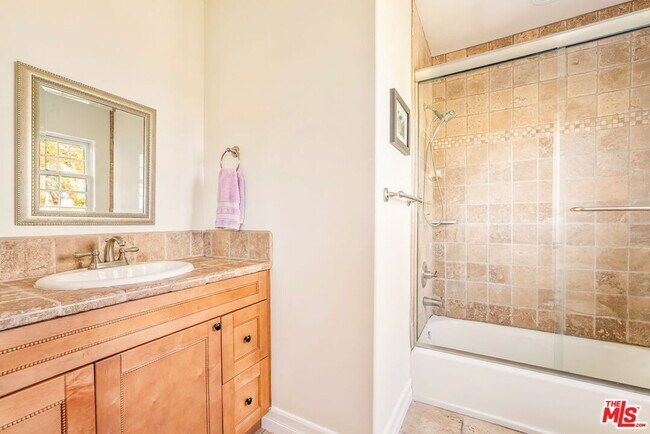 Building Photo - 3942 Glenridge Dr