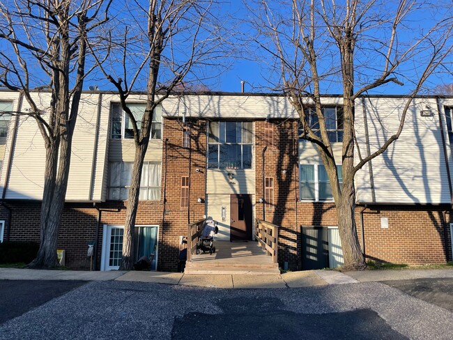 Primary Photo - 2201 Strahle St