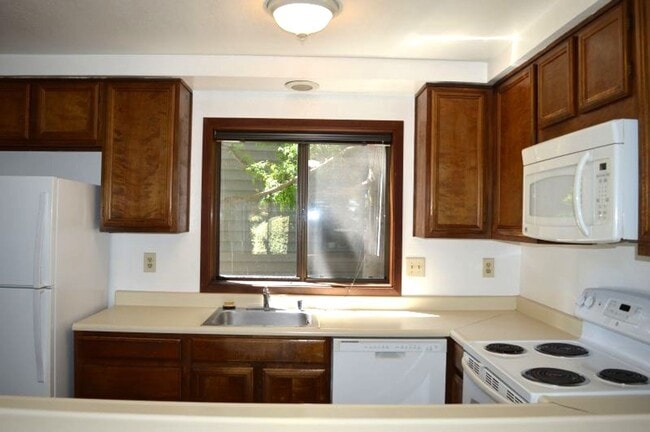 Building Photo - Spacious and Conveniently Located with Pri...