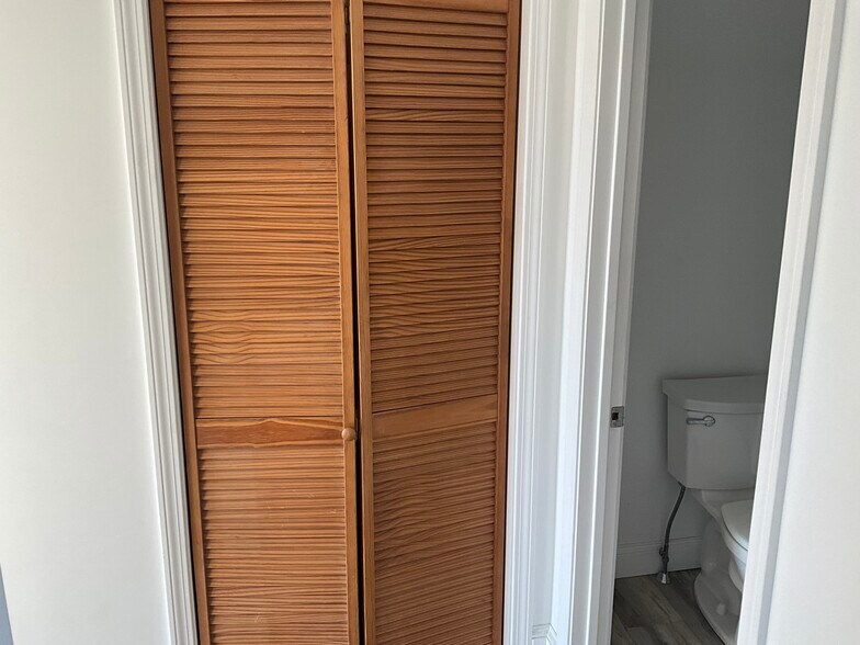 Building Photo - 450 Riverside Dr