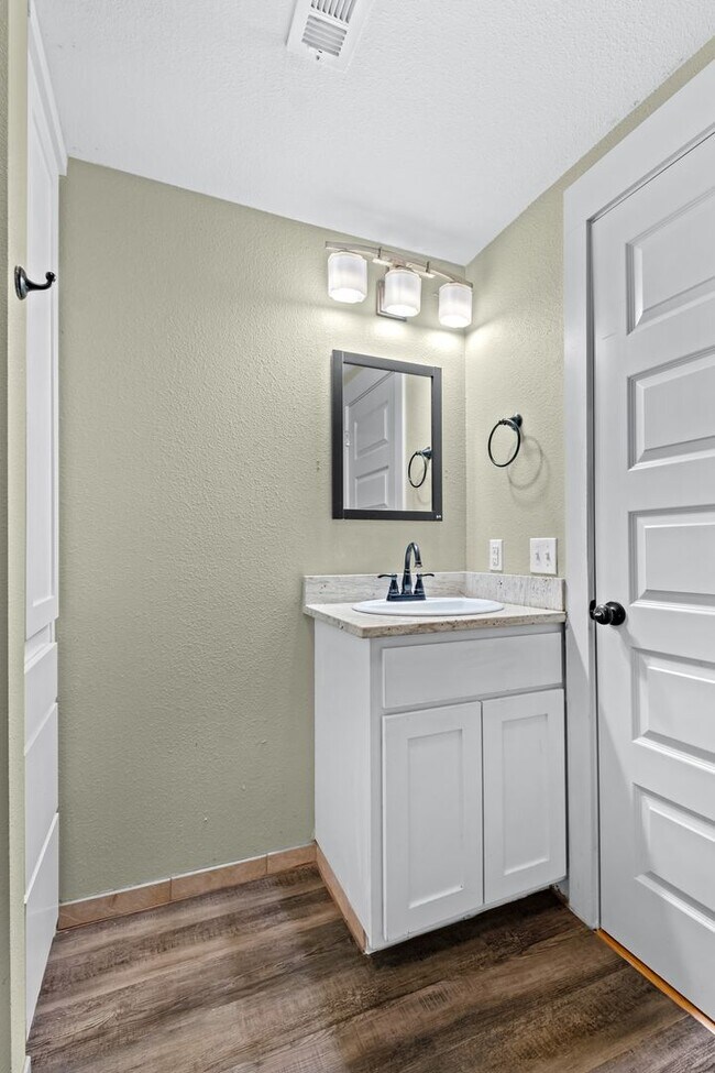 Building Photo - Beautiful home located in the heart of Fayetteville