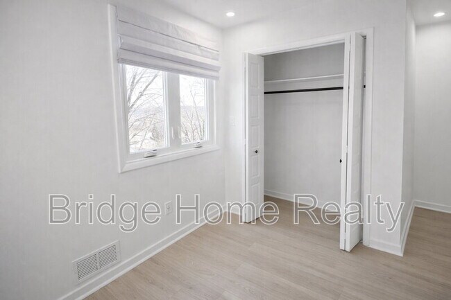 Building Photo - 107 Shoup St