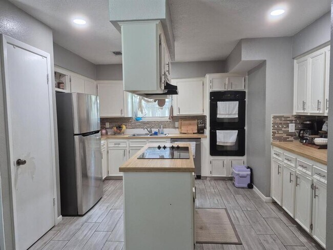 Building Photo - 5019 Timber Ridge St