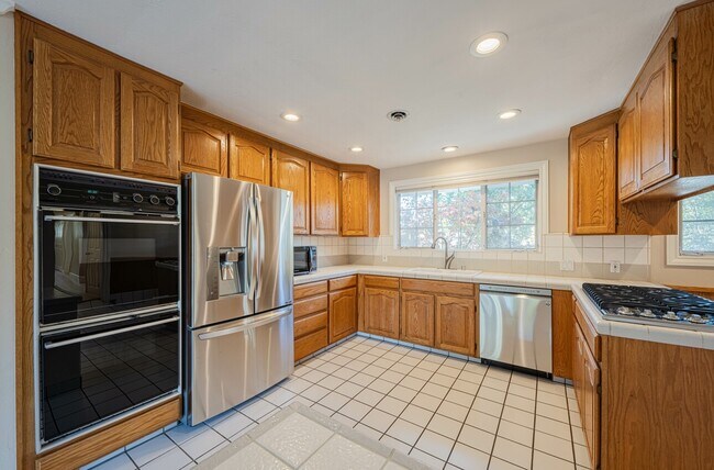 Building Photo - 509 Manor Dr