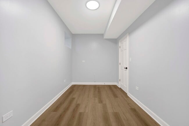 Building Photo - 2329 N Geneva Terrace