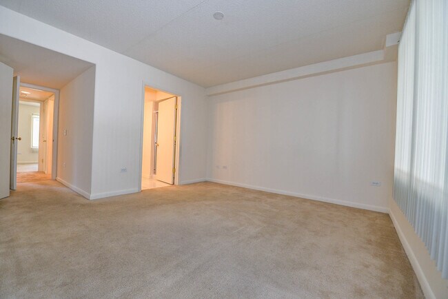 Building Photo - 8751 W Catherine Ave