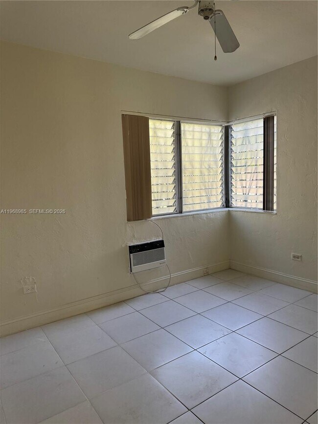 Building Photo - 480 NE 127th St