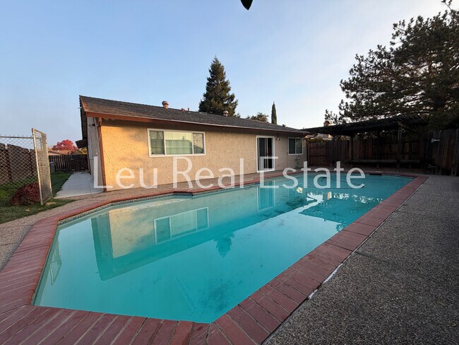 Building Photo - 5020 Village Wood Dr