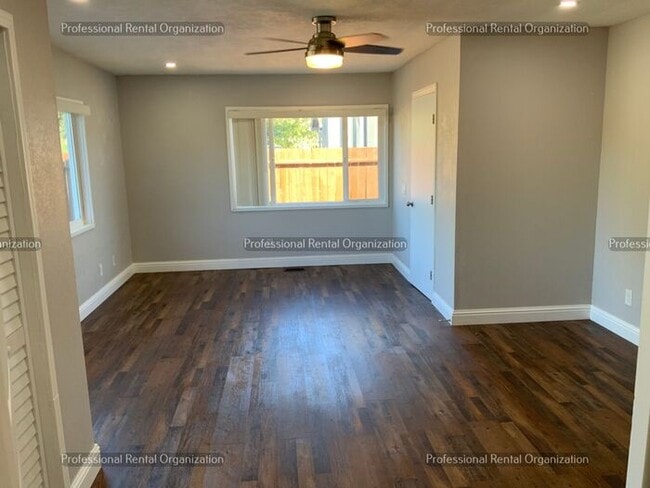 Building Photo - Country property minutes from downtown Pet...