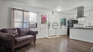 Building Photo - Unit D