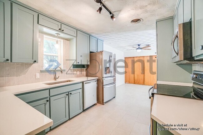 Building Photo - 1201 Ravenwood Dr