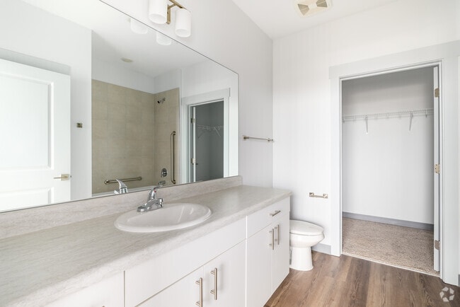 2BR, 2BA - 850SF - Bathroom - Skyline Apartments