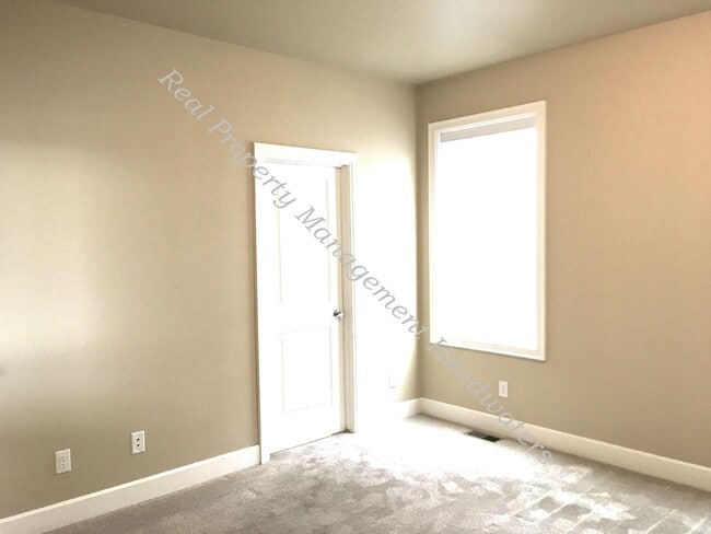 Building Photo - 5 Bedroom 3 Bath House for Rent