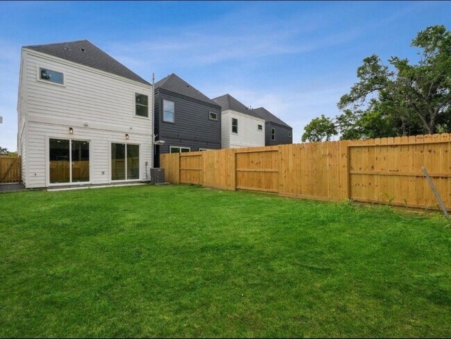 Building Photo - 7418 Maxroy St