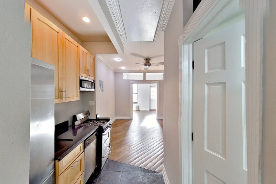 Building Photo - 279 E 10th St