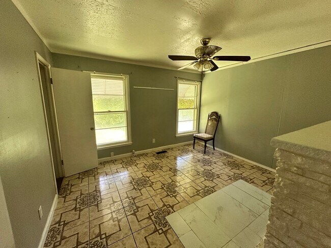 Building Photo - 3 Bed, 1 Bath Home with 2-Car Garage – Gre...