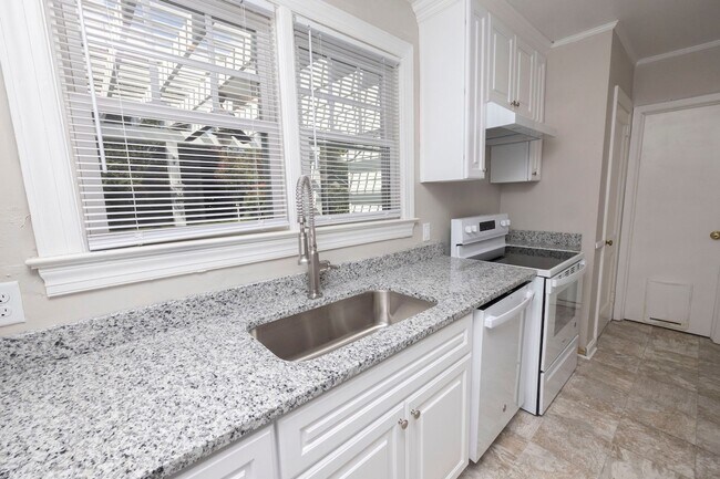 Building Photo - 3 Bedroom in Hampton Available Now!!