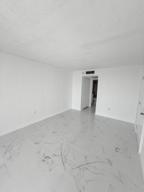 Building Photo - 1005E