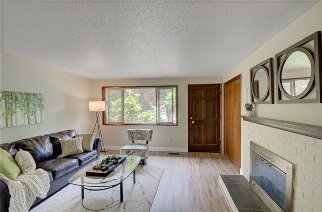 Building Photo - Desirable west side location! 2 bed/ 1.75 bath. Olympia school district