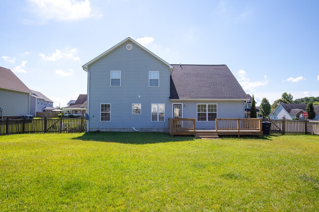 Building Photo - 4 Bedroom 2 Bath