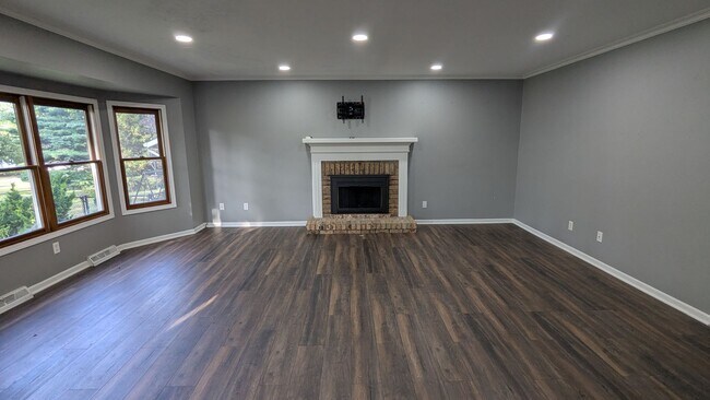 Building Photo - 2025 Longfellow St NE