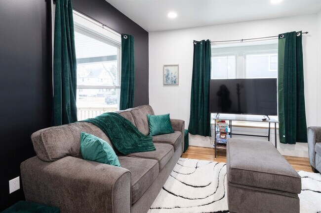 Building Photo - 10628 Lee Ave