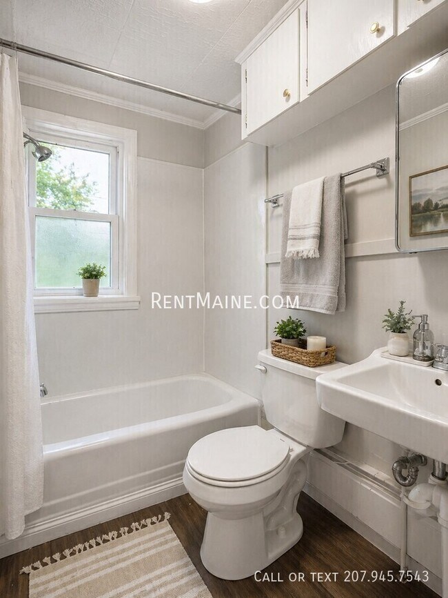 Building Photo - 64 Elm St