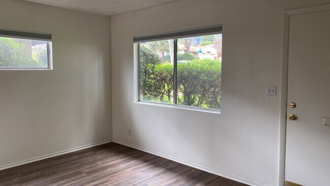 Building Photo - 770 E Mariposa St