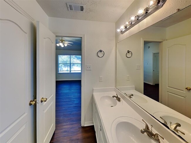 Building Photo - 26114 Cypresswood Dr