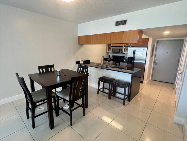 Building Photo - 1750 N Bayshore Dr