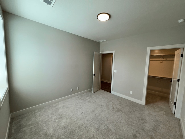 Building Photo - 1437 SW Winthrop Dr