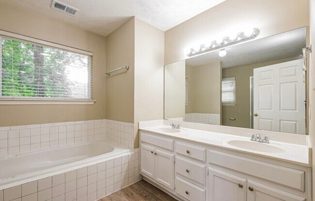 Building Photo - 1576 Canberra Dr
