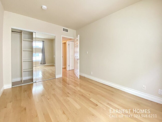 Building Photo - 1227 Granville Ave