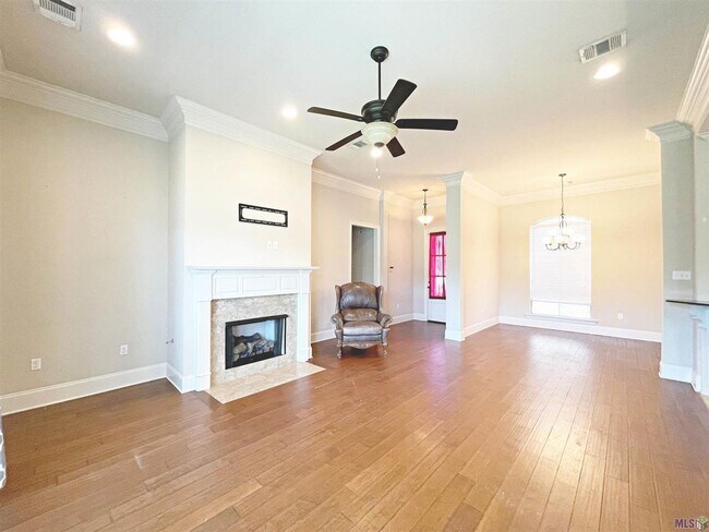 Building Photo - 3 Bedroom House in Gated Community| Community Pool