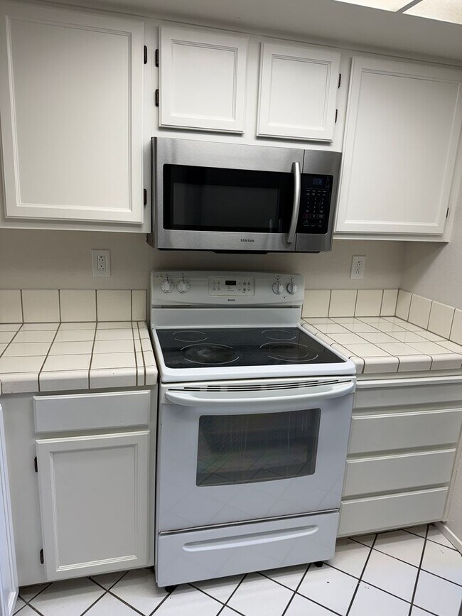 Building Photo - SPACIOUS 1 BEDROOM, 1.5 BATHROOM TOWNHOME IN SAN JOSE. MUST SEE!!!