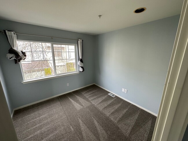 Building Photo - Beautiful Downtown Bellevue 3bd 2.5Bath La...