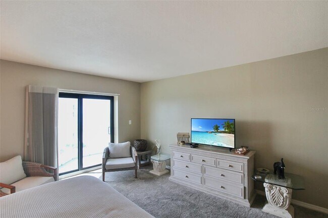 Building Photo - 1050 Longboat Club Rd