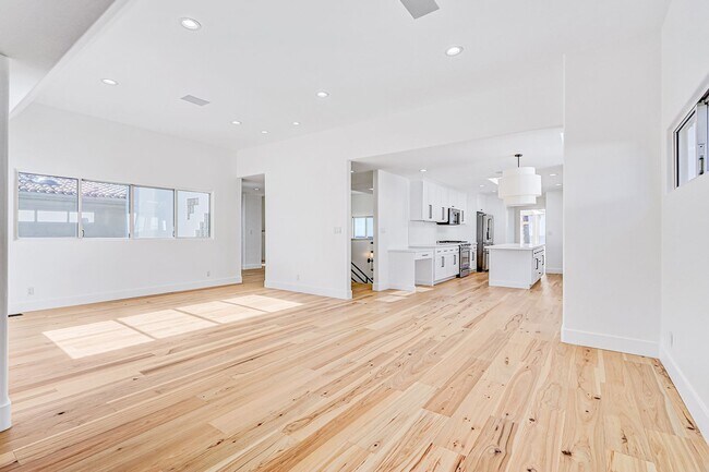 Building Photo - Beautifully Remodeled, 4BR4.5BA Hill Section Home w/ Amazing Panoramic Ocean Views, 3 Decks, Atri...