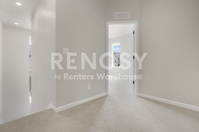 Building Photo - Stunning Newer Townhouse in Castle Pines!