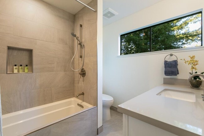 Building Photo - 1202 Sharon Park Dr