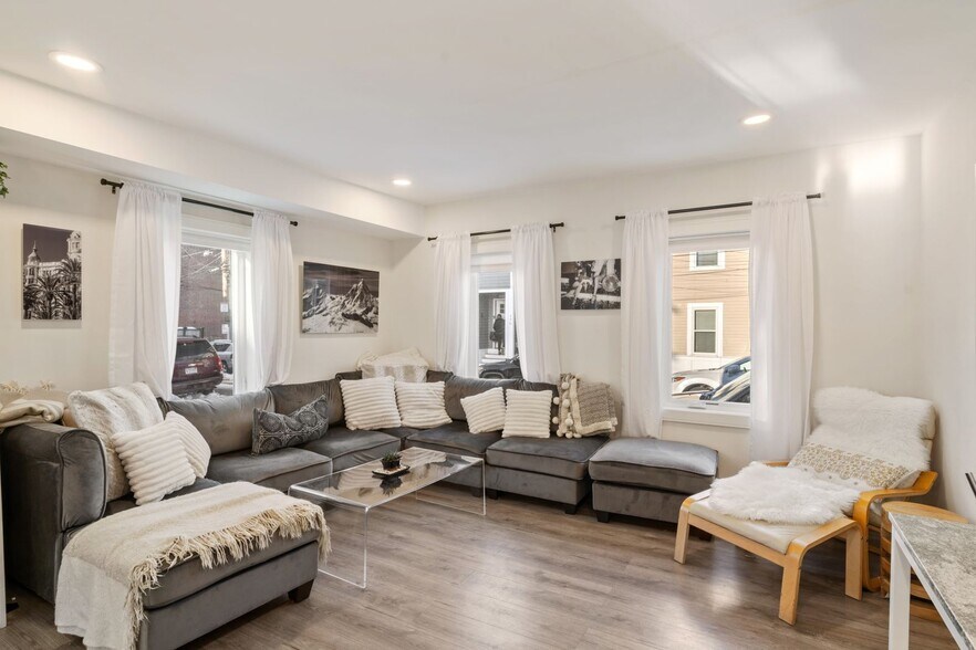 Primary Photo - 169 W 9th St
