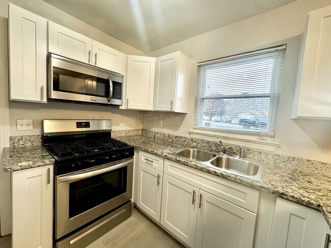 Building Photo - 1452 Elm St