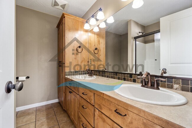 Building Photo - 3 Bedroom 3 Bathroom Home with Attached 2 Car Garage Available in Coeur d'Alene!