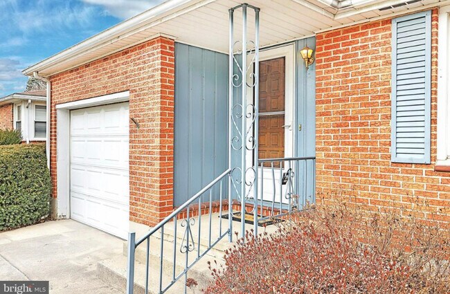 Building Photo - 271 Haybrook Dr