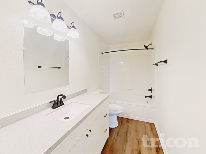 Building Photo - 4525 Connaught Dr E