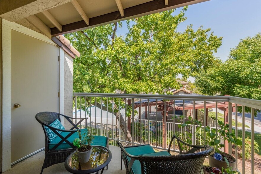 Building Photo - 1324 Chateau Cmn