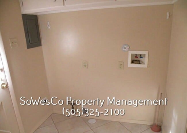 Building Photo - Three Bedroom Two Bath Home with Two Car Garage