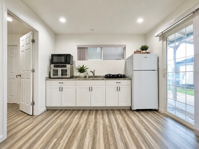 Building Photo - 1141 Makaala Dr